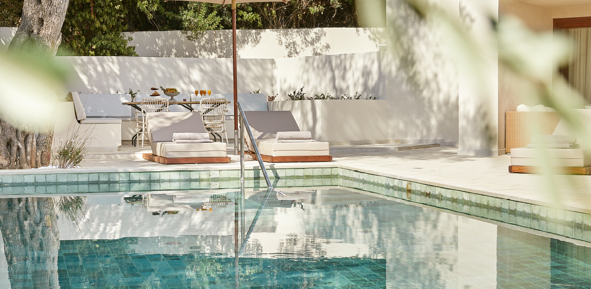 04-dream-villa-beachfront-private-pool-lounges